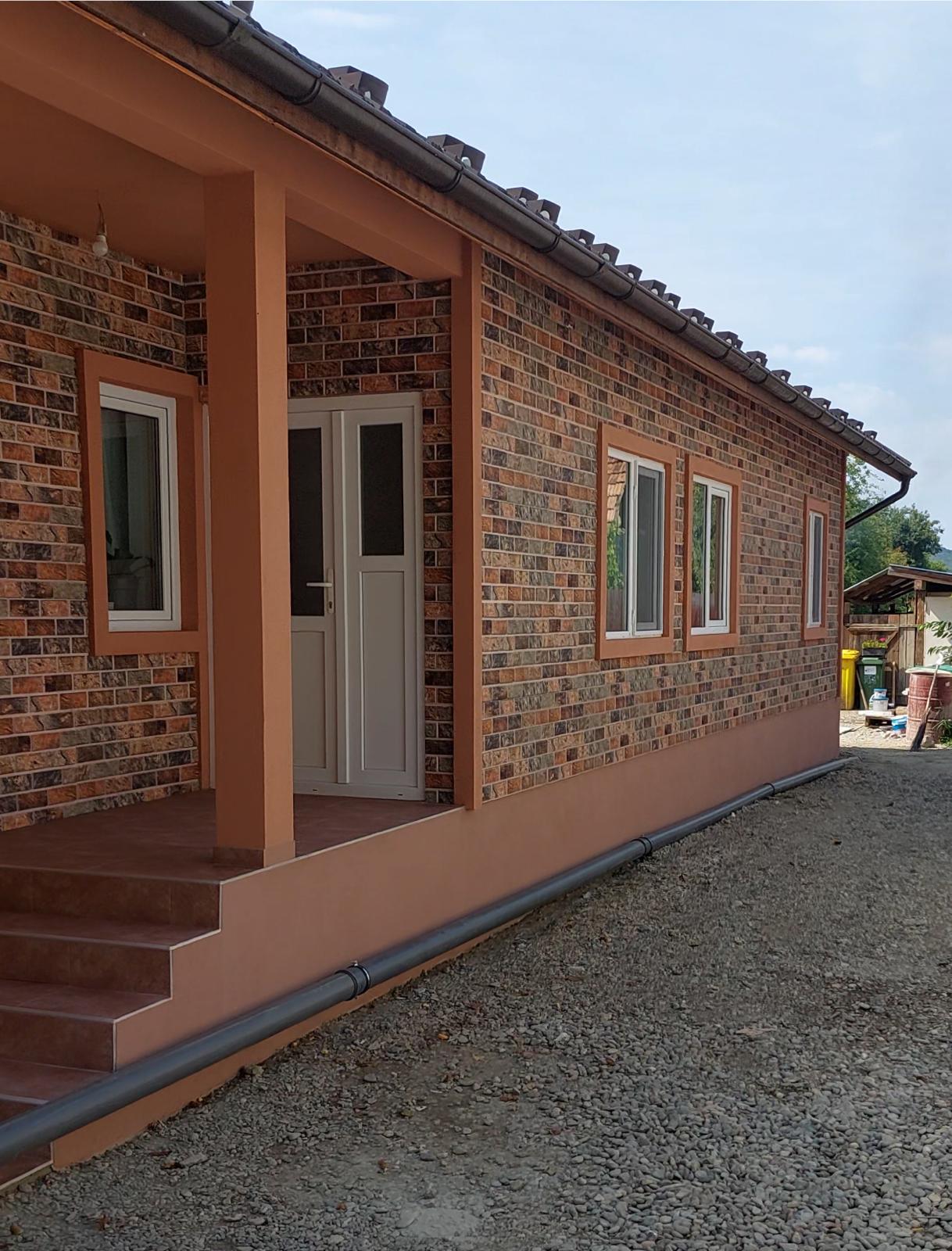 Maison avec façade effet brique complète