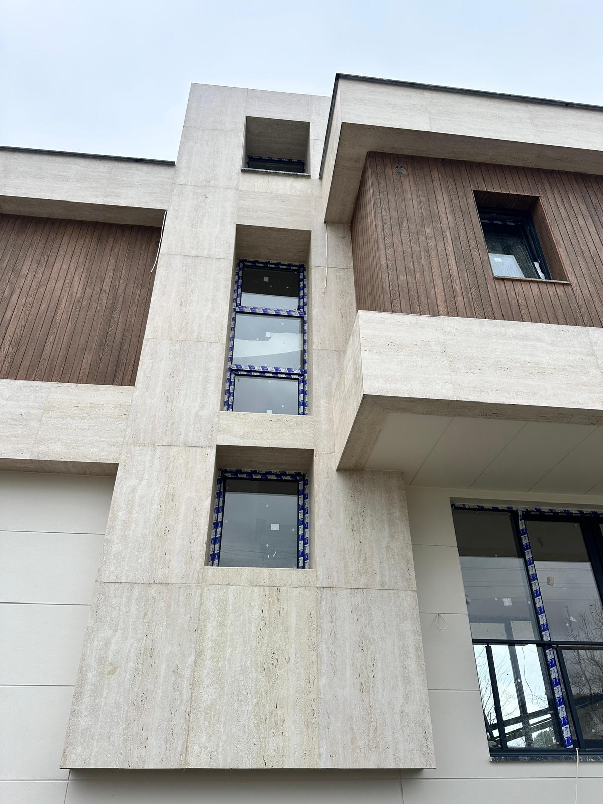 Villa contemporaine façade travertin et bardage bois - vue détaillée