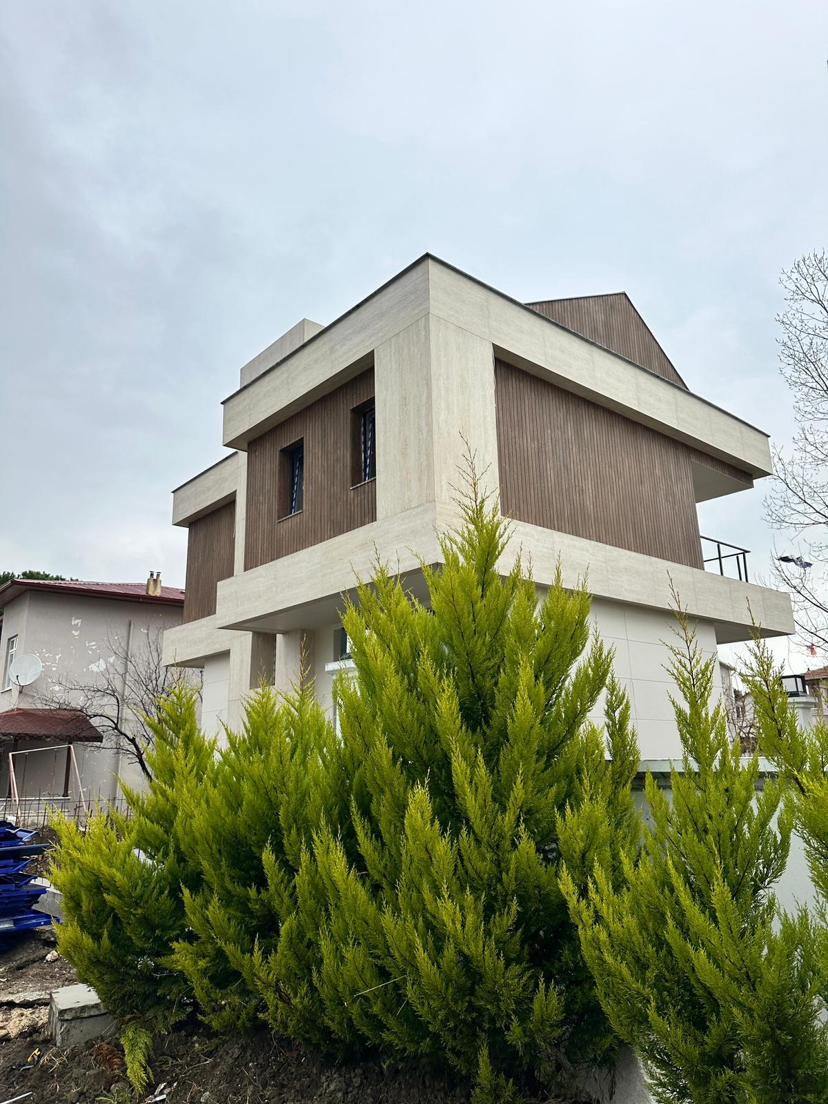 Villa contemporaine façade travertin et bois - vue d'ensemble